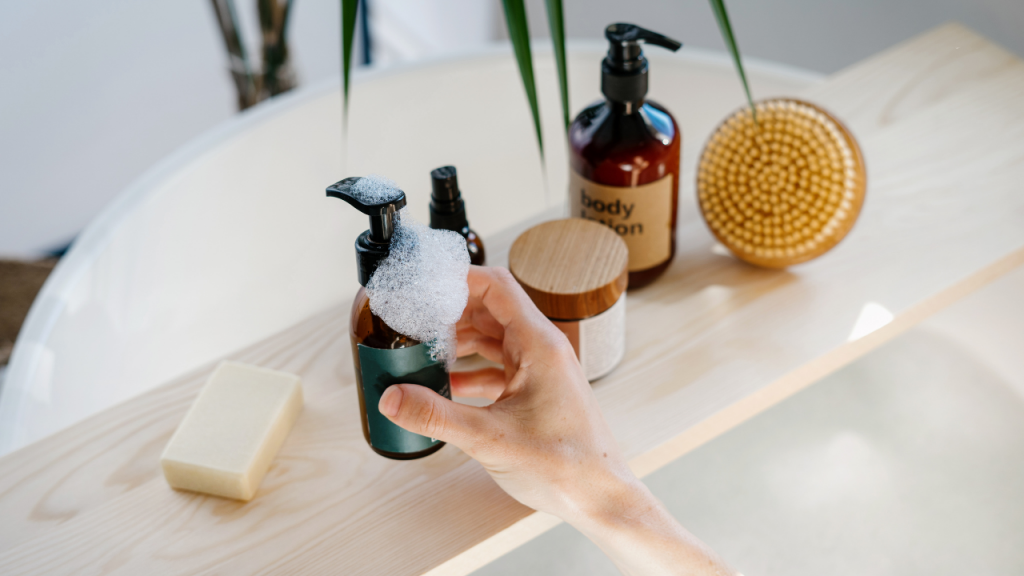 9 helpful tips for bathroom organisation Bathtub caddy